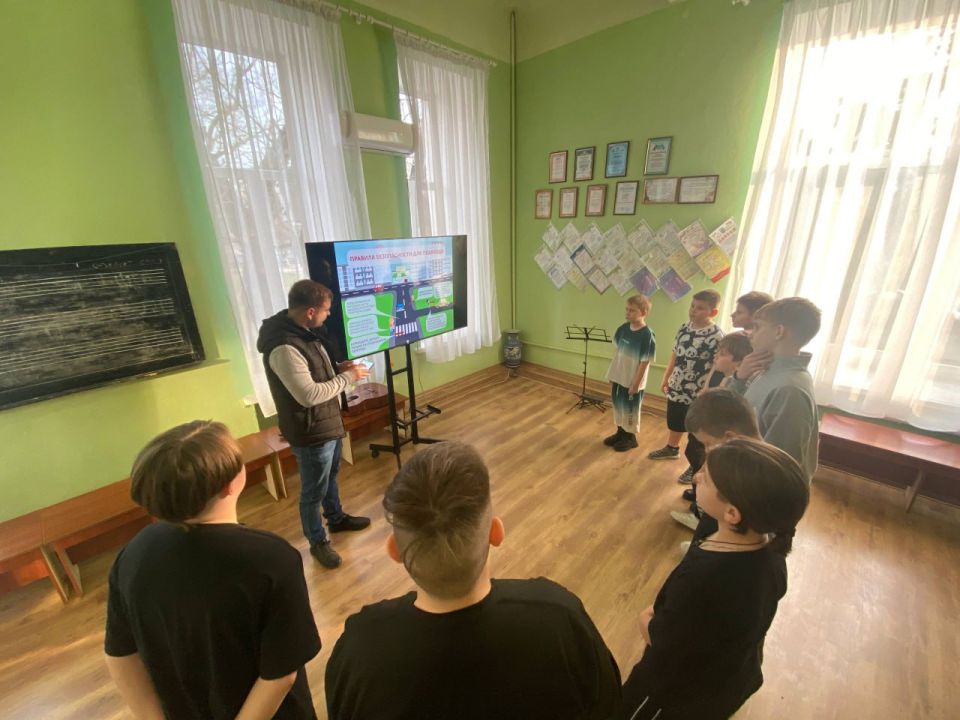 В рамках партийного проекта «Безопасные дороги» для воспитанников МБУ «ДК имени В. Маяковского городского округа Торез» состоялось профилактическое мероприятие «Знай и соблюдай ПДД», направленное на повышение уровня знаний о... В рамках партийного проекта «Безопасные дороги» для воспитанников МБУ «ДК имени В. Маяковского городского округа Торез» состоялось профилактическое мероприятие «Знай и соблюдай ПДД», направленное на повышение уровня знаний о...
