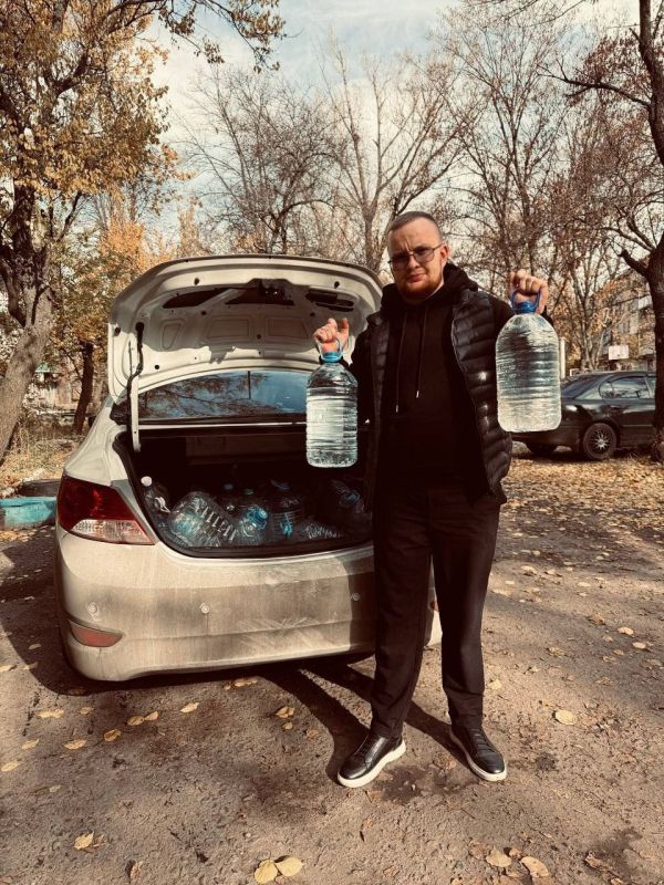 Роман Конев: 25 ноября 2025 года депутаты Горловского городского совета от фракции «Единая Россия» – Елена Кузьмина, Светлана Евсеенко и Даниил Карабаев – посетили места подвоза воды и осуществили адресный подвоз воды Роман Конев: 25 ноября 2025 года депутаты Горловского городского совета от фракции «Единая Россия» – Елена Кузьмина, Светлана Евсеенко и Даниил Карабаев – посетили места подвоза воды и осуществили адресный подвоз воды