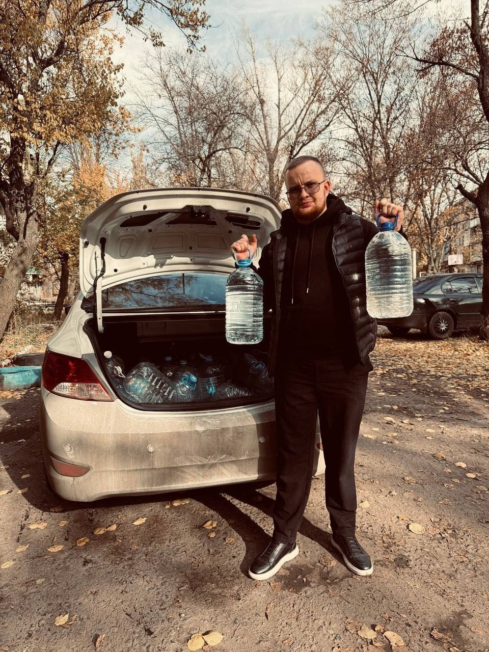 Роман Конев: 25 ноября 2025 года депутаты Горловского городского совета от фракции «Единая Россия» – Елена Кузьмина, Светлана Евсеенко и Даниил Карабаев – посетили места подвоза воды и осуществили адресный подвоз воды Роман Конев: 25 ноября 2025 года депутаты Горловского городского совета от фракции «Единая Россия» – Елена Кузьмина, Светлана Евсеенко и Даниил Карабаев – посетили места подвоза воды и осуществили адресный подвоз воды