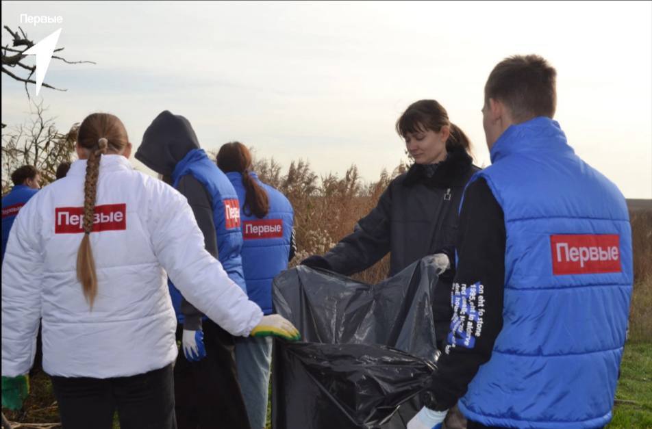 В Новоазовске расчистили источник питьевой воды В Новоазовске расчистили источник питьевой воды
