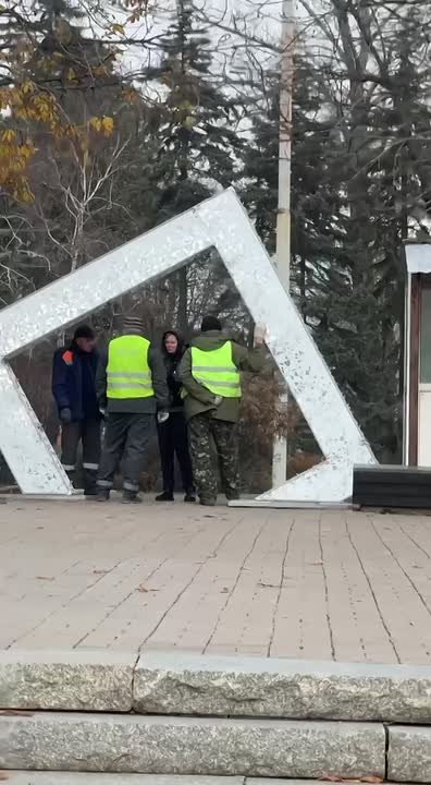 Поступь Деда Мороза: на площади Ленина начали монтаж праздничных инсталляций