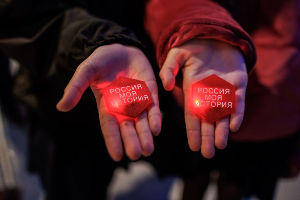 Сегодня в Макеевке команда мобильных исторических парков «Россия – Моя история» снова устроила праздник времени — фестиваль «Проводник истории» Сегодня в Макеевке команда мобильных исторических парков «Россия – Моя история» снова устроила праздник времени — фестиваль «Проводник истории»