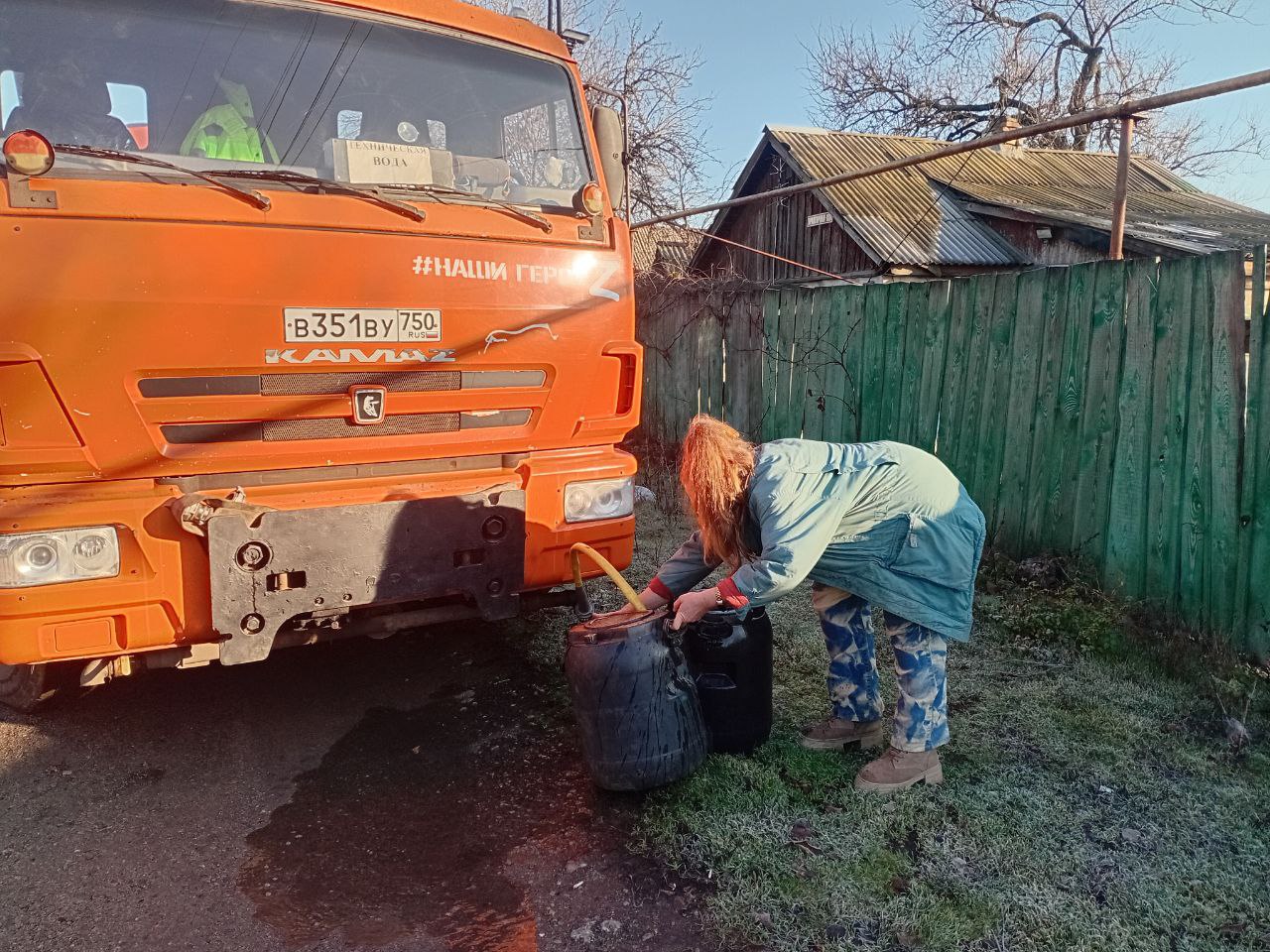В Кировском внутригородском районе при поддержке региона-шефа Московская область продолжается подвоз воды для жителей домов, в которые в установленный графиком день не поступила вода В Кировском внутригородском районе при поддержке региона-шефа Московская область продолжается подвоз воды для жителей домов, в которые в установленный графиком день не поступила вода