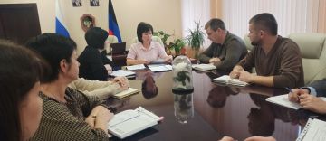 24.11.2025 председатель Тельмановского муниципального совета Дмитрий Липчанский принял участие в рабочем совещании Главы округа с заместителями