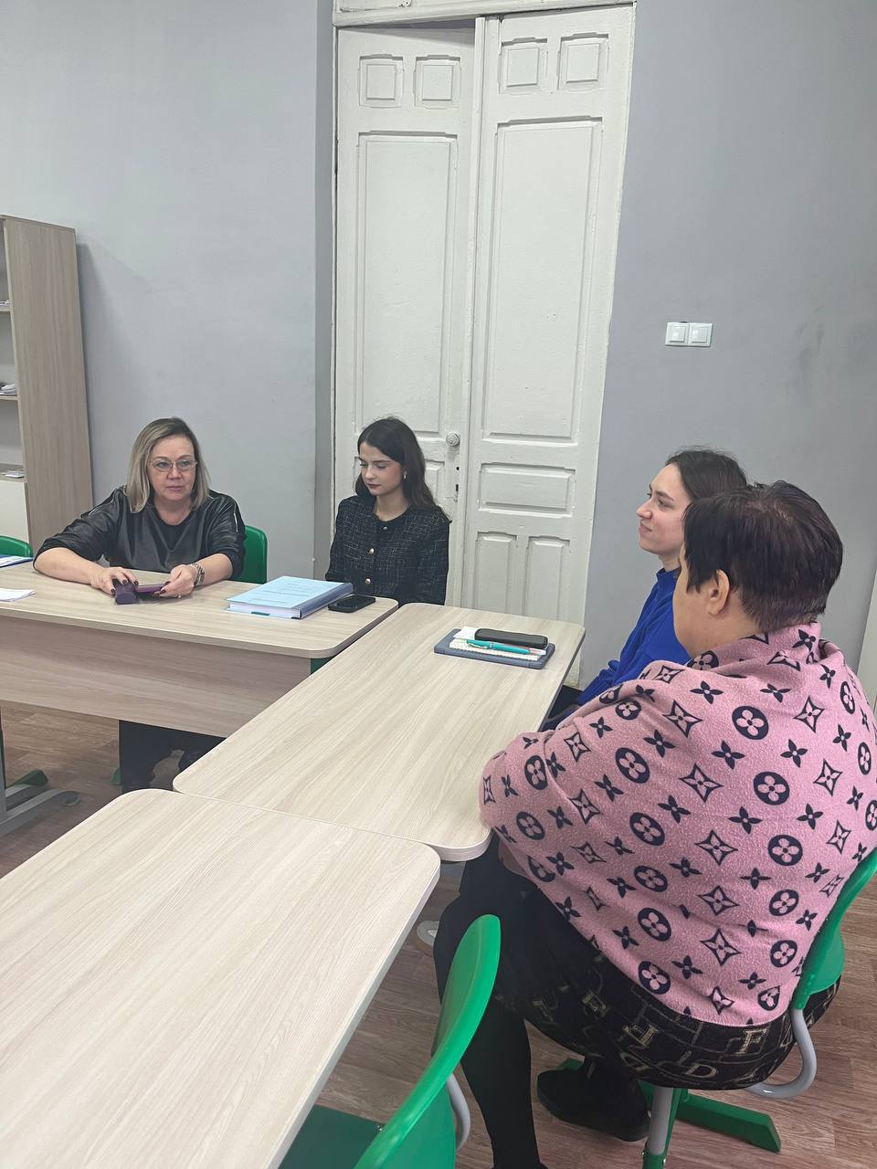 Депутат Иловайского городского совета Опихайленко Ирина Григорьевна провела конструктивную встречу с трудовым коллективом, на которой обсудила важные вопросы, касающиеся местного образования и социальной поддержки граждан