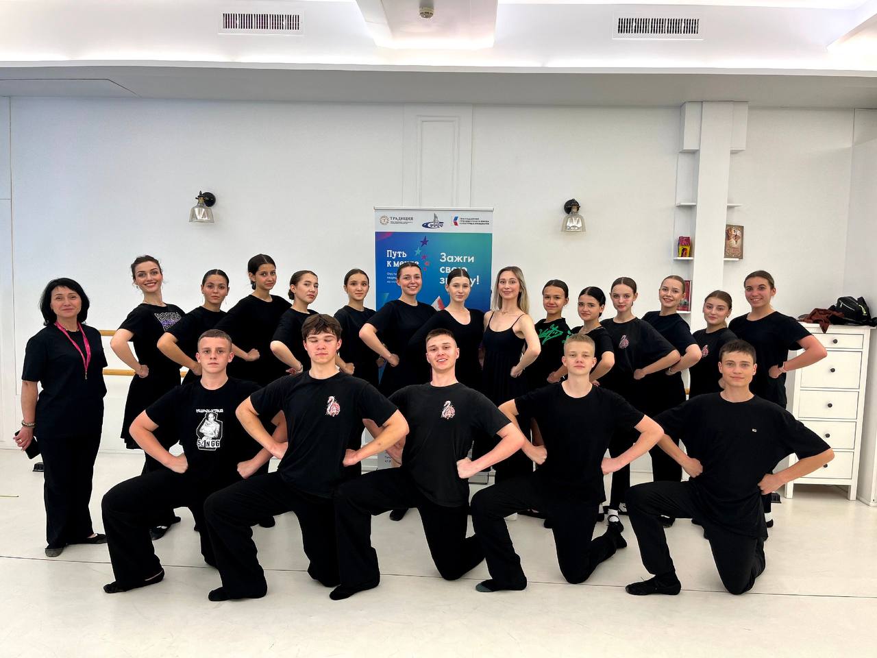 #Шаг_в_ритм_танца. Оксана Константиновна Жерновая — основатель и бессменный руководитель Образцового ансамбля танца «Фламинго» (с 1996 г.), гордости Тельмановского округа и ДНР #Шаг_в_ритм_танца. Оксана Константиновна Жерновая — основатель и бессменный руководитель Образцового ансамбля танца «Фламинго» (с 1996 г.), гордости Тельмановского округа и ДНР