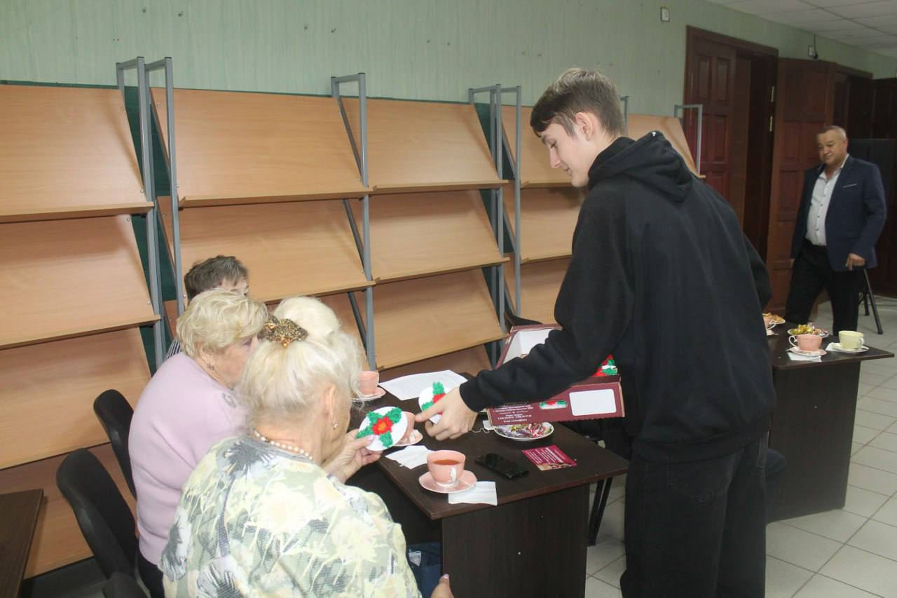 Не стареют мамы душой. В уютных стенах Мангушского Центра культуры и досуга в преддверии Дня матери собрались члены клуба общения «Жизнелюбы» Не стареют мамы душой. В уютных стенах Мангушского Центра культуры и досуга в преддверии Дня матери собрались члены клуба общения «Жизнелюбы»