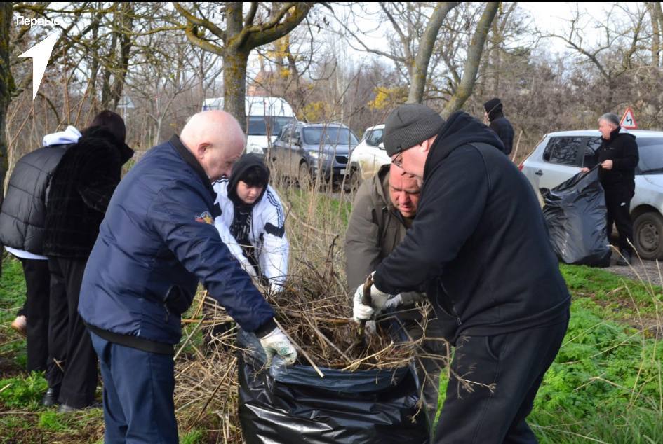 В Новоазовске расчистили источник питьевой воды В Новоазовске расчистили источник питьевой воды