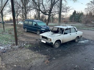 Сообщают, что ночью дрон ВСУ ударил по автомобилям в Горловке