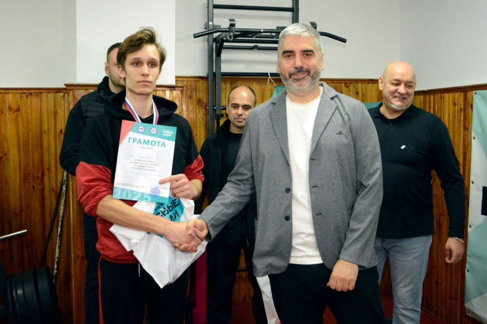 Алексей Дорофеев наградил победителей спортивного соревнования по армрестлингу в Торезе Алексей Дорофеев наградил победителей спортивного соревнования по армрестлингу в Торезе