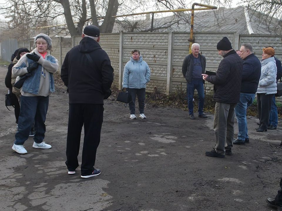 Руководитель управы Куйбышевского внутригородского района Иван Адамец и депутат Донецкого городского совета Дмитрий Пефтеев встретились с жителями улицы Ванникова для обсуждения вопросов жизнедеятельности Руководитель управы Куйбышевского внутригородского района Иван Адамец и депутат Донецкого городского совета Дмитрий Пефтеев встретились с жителями улицы Ванникова для обсуждения вопросов жизнедеятельности