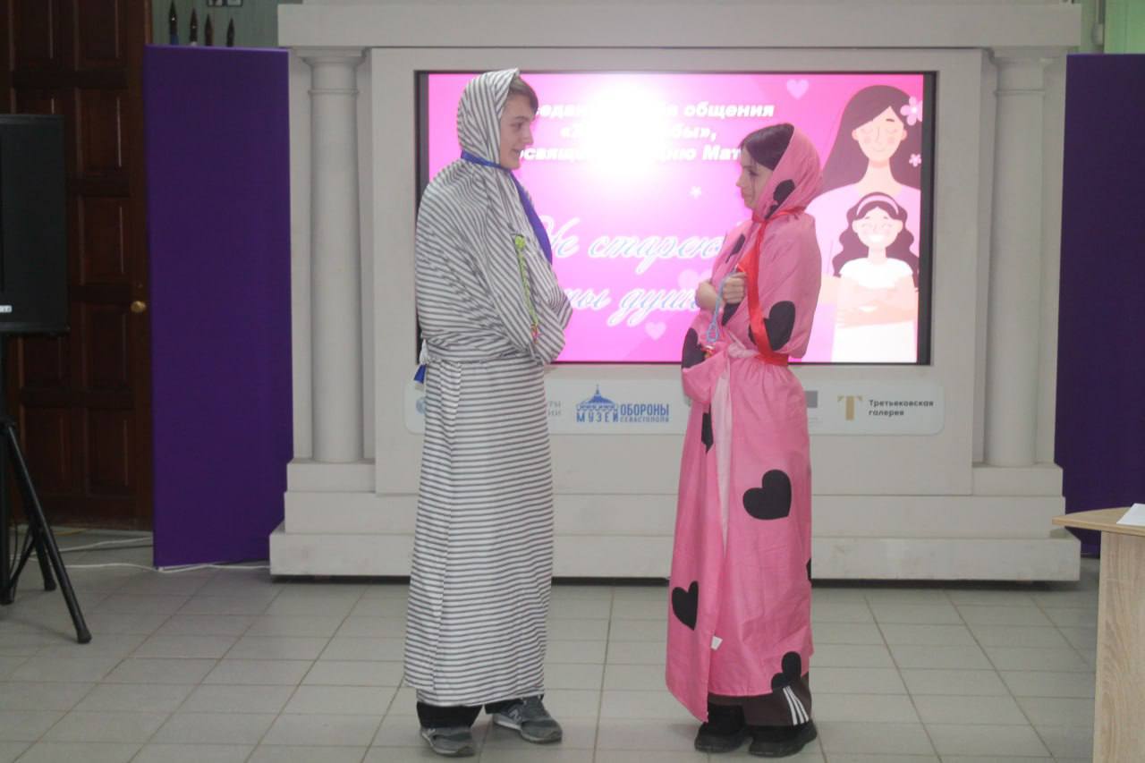 Не стареют мамы душой. В уютных стенах Мангушского Центра культуры и досуга в преддверии Дня матери собрались члены клуба общения «Жизнелюбы» Не стареют мамы душой. В уютных стенах Мангушского Центра культуры и досуга в преддверии Дня матери собрались члены клуба общения «Жизнелюбы»