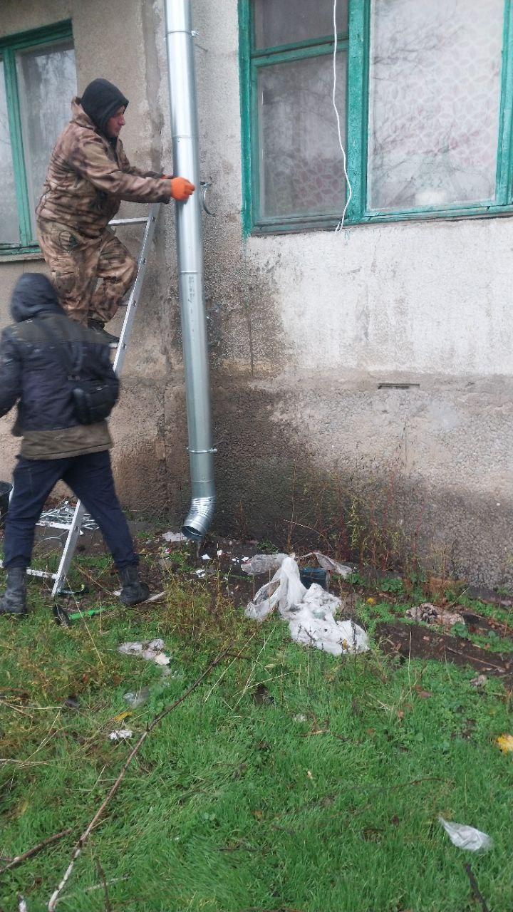 Нижегородские подрядчики монтируют водосточную систему на кровле жилого дома в Харцызске Нижегородские подрядчики монтируют водосточную систему на кровле жилого дома в Харцызске