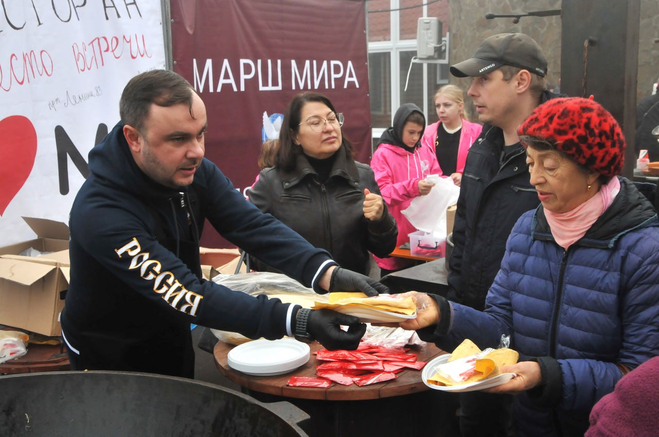 "Бухта" милосердия. Мы уже рассказывали о том, как «Марш мира» привез в Мариуполь резные иконы и организовал праздник для детей