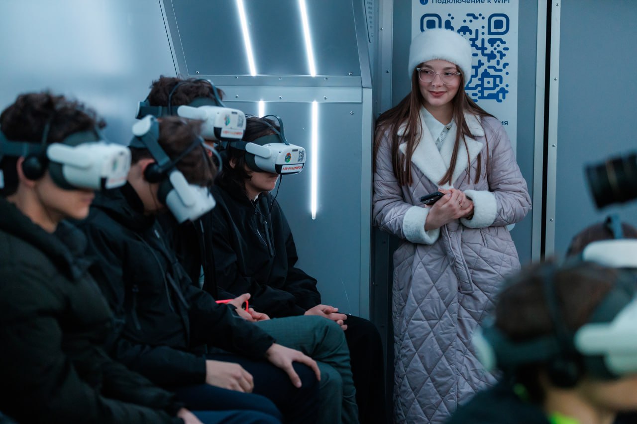 Сегодня в Макеевке команда мобильных исторических парков «Россия – Моя история» снова устроила праздник времени — фестиваль «Проводник истории» Сегодня в Макеевке команда мобильных исторических парков «Россия – Моя история» снова устроила праздник времени — фестиваль «Проводник истории»