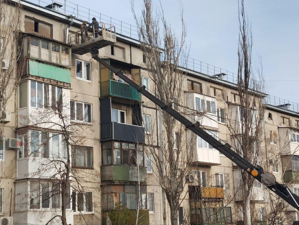 Нижегородские подрядчики монтируют водосточную систему на кровле жилого дома в Харцызске Нижегородские подрядчики монтируют водосточную систему на кровле жилого дома в Харцызске
