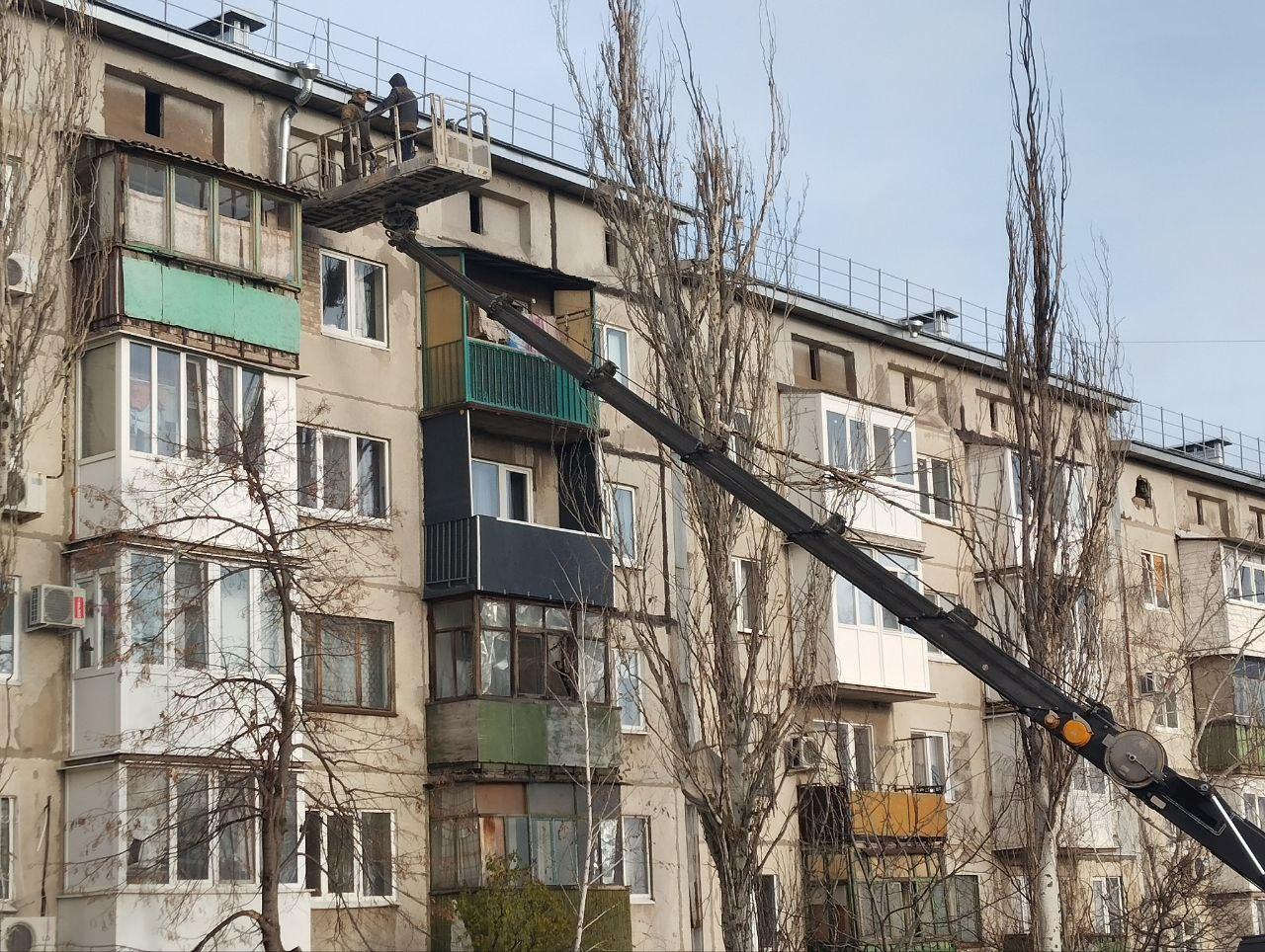 Нижегородские подрядчики монтируют водосточную систему на кровле жилого дома в Харцызске Нижегородские подрядчики монтируют водосточную систему на кровле жилого дома в Харцызске