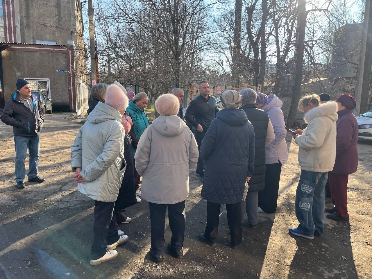 Первый заместитель главы Администрации городского округа Харцызск Олег Захаров провел встречу с жителями в г. Зугрэс по адресу ул. Станционная, д.2 Первый заместитель главы Администрации городского округа Харцызск Олег Захаров провел встречу с жителями в г. Зугрэс по адресу ул. Станционная, д.2