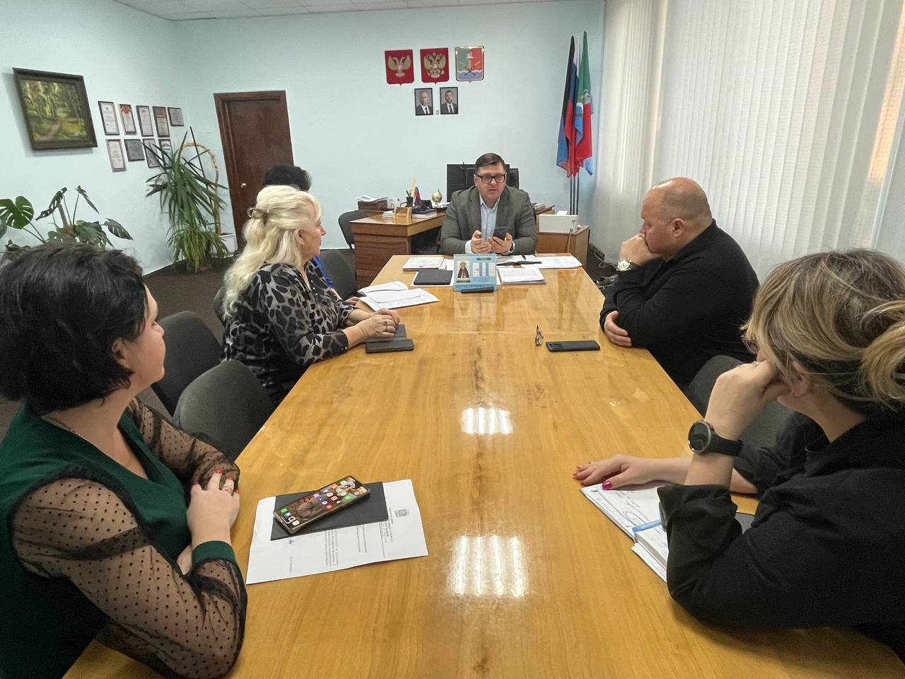 Василий Овчаров: Сегодня, 25 ноября, провел оперативное совещание по рабочим вопросам с участием заместителей Главы и руководителей структурных подразделений Администрации округа