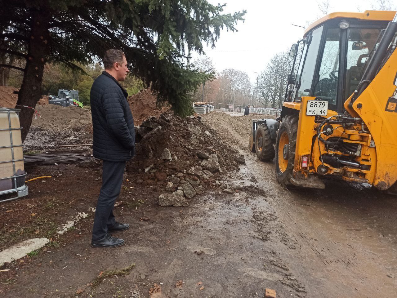 Александр Качанов: В Докучаевске полным ходом проходят масштабные работы в парке им. А.П. Чехова