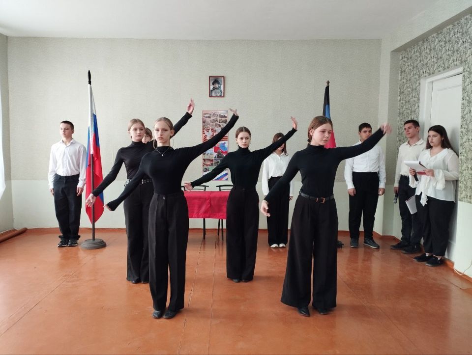 По партпроекту единороссов «Новая школа» в городском округе Докучаевск открыли Парту Героя По партпроекту единороссов «Новая школа» в городском округе Докучаевск открыли Парту Героя