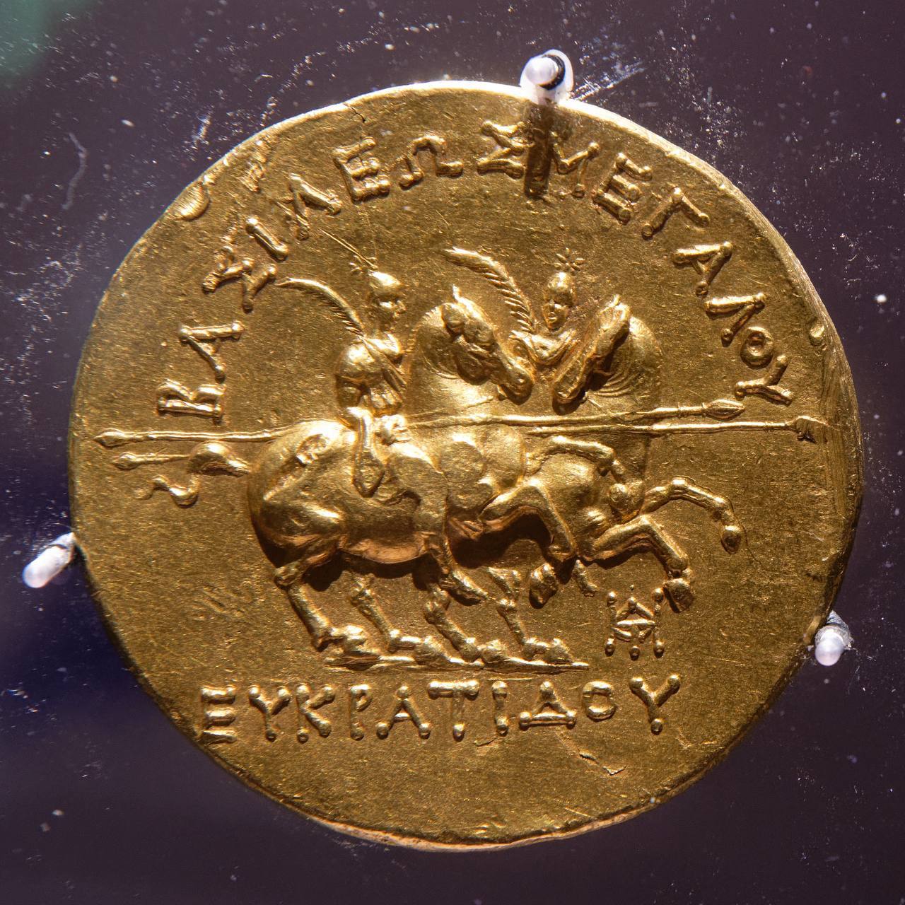 На современных афганских банкнотах изображена репродукция Эвкратидея, самой тяжелой из когда-либо обнаруженных древних золотых монет, отчеканенных во времена правления греческих царей в регионе На современных афганских банкнотах изображена репродукция Эвкратидея, самой тяжелой из когда-либо обнаруженных древних золотых монет, отчеканенных во времена правления греческих царей в регионе