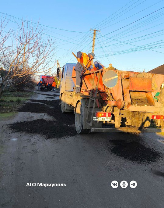 В частном секторе левобережья Мариуполя специалисты отремонтировали дорогу В частном секторе левобережья Мариуполя специалисты отремонтировали дорогу