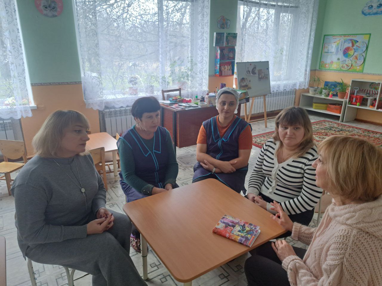 Сегодня врио начальника Петровского территориального отдела Матвеева Ирина Борисовна провела рабочую встречу с трудовым коллективом ГКДОУ "Петровский детский сад" Радуга Старобешевского муниципального округа