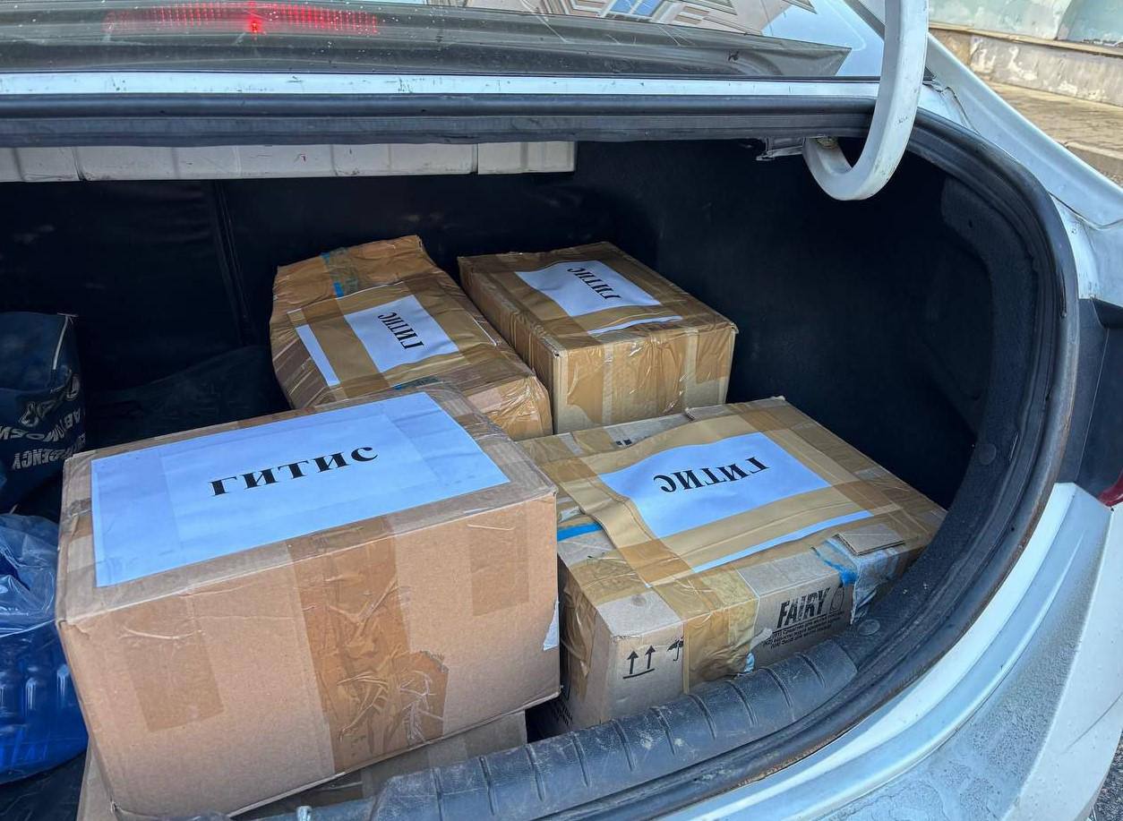 Григорий Заславский передал гуманитарную помощь театральной студии в Мариуполе