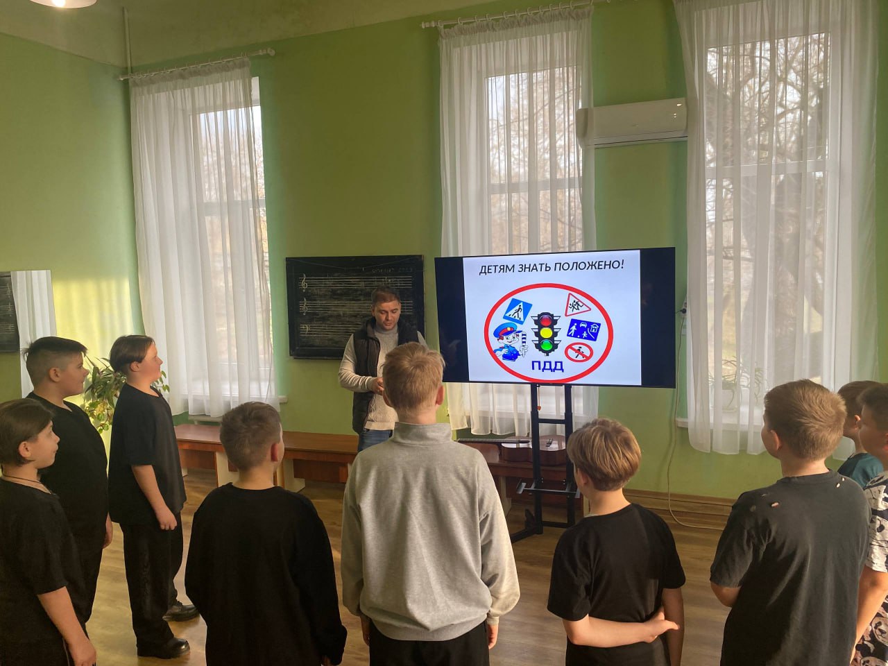 В рамках партийного проекта «Безопасные дороги» для воспитанников МБУ «ДК имени В. Маяковского городского округа Торез» состоялось профилактическое мероприятие «Знай и соблюдай ПДД», направленное на повышение уровня знаний о...