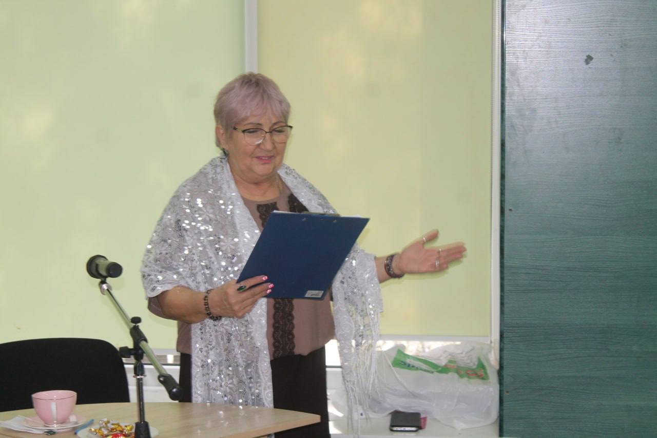 Не стареют мамы душой. В уютных стенах Мангушского Центра культуры и досуга в преддверии Дня матери собрались члены клуба общения «Жизнелюбы» Не стареют мамы душой. В уютных стенах Мангушского Центра культуры и досуга в преддверии Дня матери собрались члены клуба общения «Жизнелюбы»