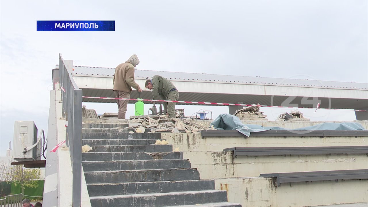 Специалисты ремонтируют трибуну на главной площади Мариуполя! 25.11.2025