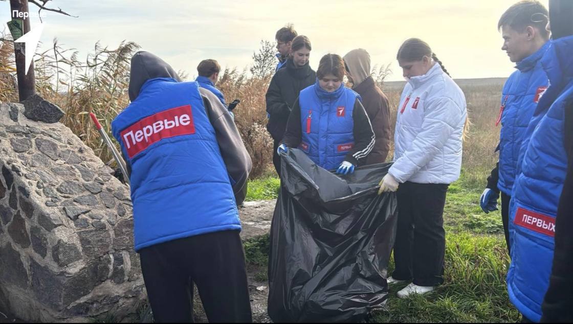 В Новоазовске расчистили источник питьевой воды В Новоазовске расчистили источник питьевой воды