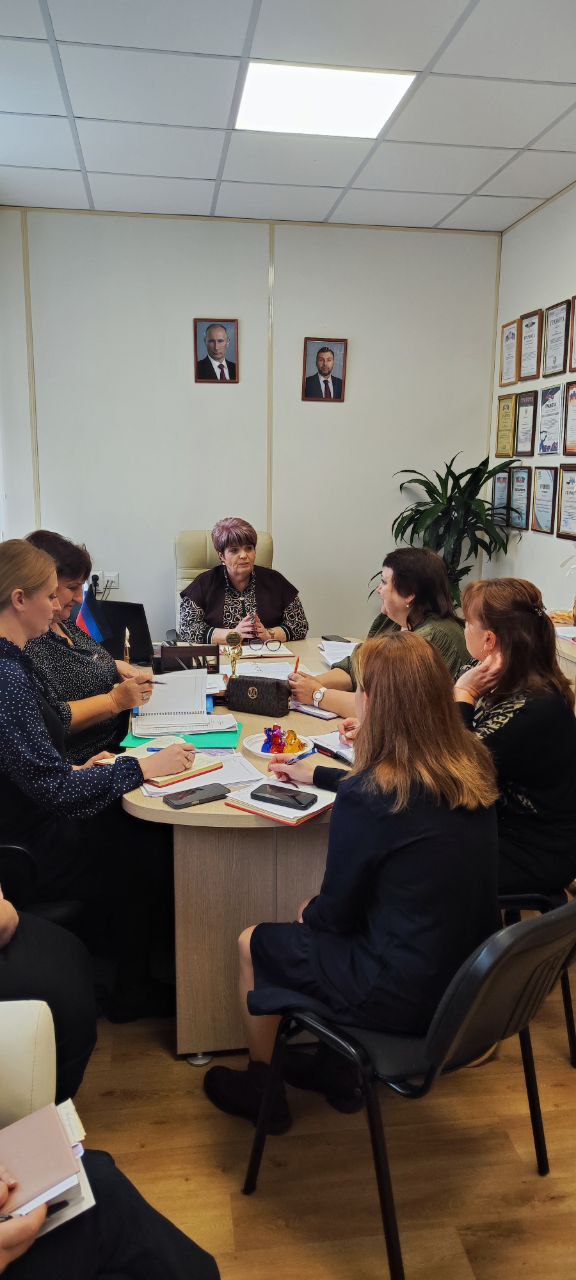 Депутат Тельмановского муниципального совета Галина Коссе провела встречу с сотрудниками коллектива ГБОУ «Тельмановская гимназия Тельмановского М.О.»