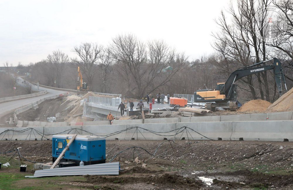 Работы по восстановлению автомобильного моста через реку Скелевая в Дебальцевском округе ведутся в соответствии с графиками, сообщил директор Служба автомобильных дорог Донбасса Денис Тюрин