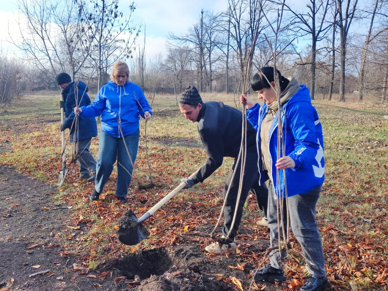 "Единая Россия" озеленяет Торез: Саженцы акации в парке у Клуба им. Кирова "Единая Россия" озеленяет Торез: Саженцы акации в парке у Клуба им. Кирова