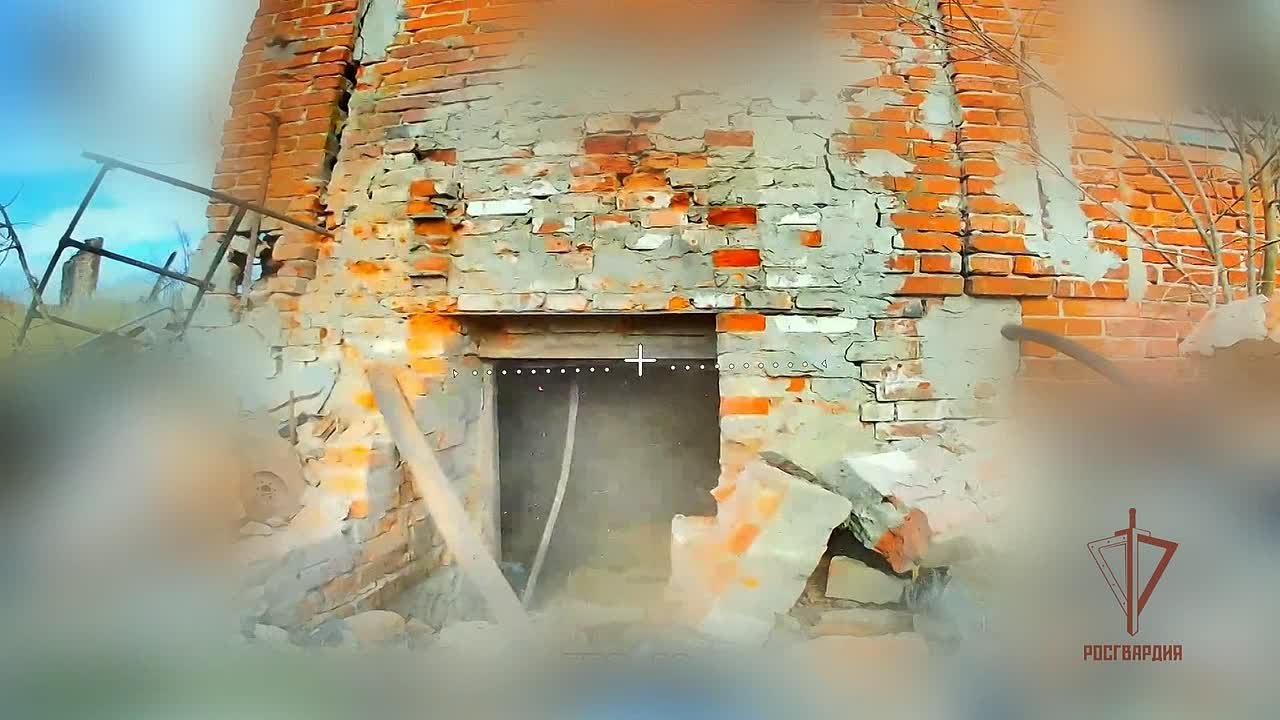 Расчет БЛА донецкой бригады особого назначения Росгвардии в ходе воздушной разведки на харьковском направлении обнаружил и уничтожил находившийся в подвале заброшенного домовладения пункт управления беспилотниками ВСУ