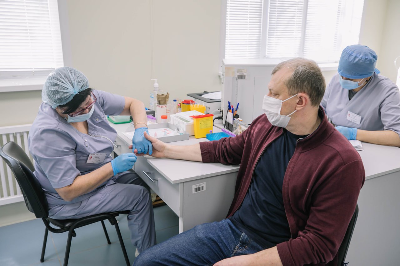 Антон Кольцов: Ежемесячно порядка 300 мариупольцев сдают кровь Антон Кольцов: Ежемесячно порядка 300 мариупольцев сдают кровь