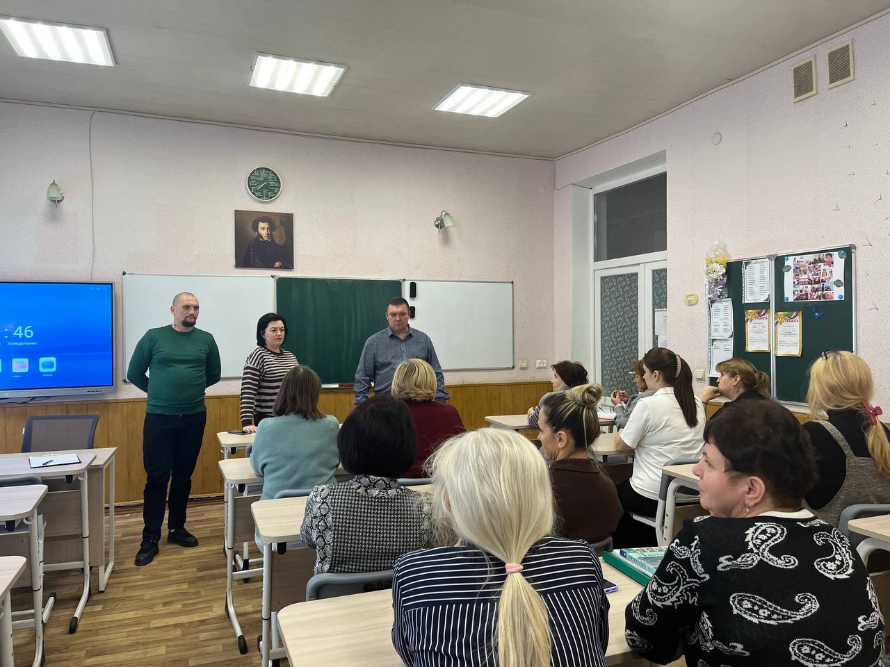 Заместитель главы муниципального образования городского округа Харцызск Виктория Рогожина совместно с заместителем главы муниципального образования городского округа Харцызск Виталием Легчилиным провели встречу с трудовым... Заместитель главы муниципального образования городского округа Харцызск Виктория Рогожина совместно с заместителем главы муниципального образования городского округа Харцызск Виталием Легчилиным провели встречу с трудовым...