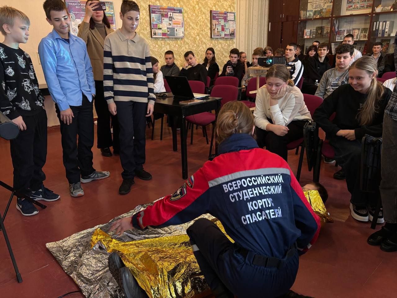 Добровольцы Донецкого РО ВСКС провели мастер-классы для учащихся донецких школ №30 и №78