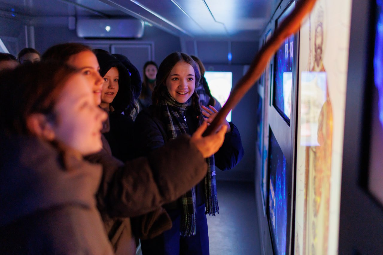 Сегодня в Макеевке команда мобильных исторических парков «Россия – Моя история» снова устроила праздник времени — фестиваль «Проводник истории» Сегодня в Макеевке команда мобильных исторических парков «Россия – Моя история» снова устроила праздник времени — фестиваль «Проводник истории»