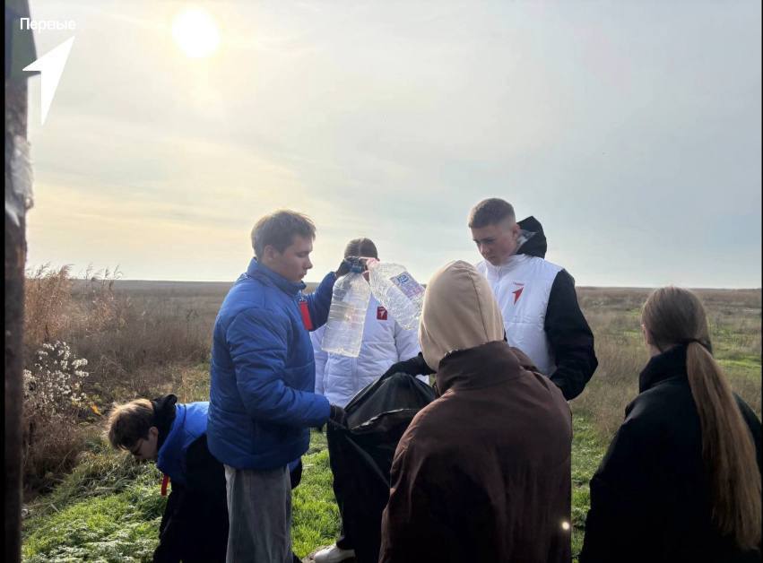 В Новоазовске расчистили источник питьевой воды В Новоазовске расчистили источник питьевой воды