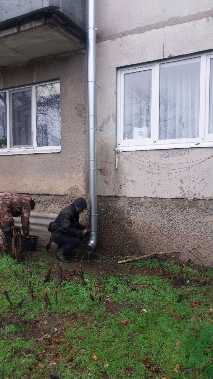Нижегородские подрядчики монтируют водосточную систему на кровле жилого дома в Харцызске Нижегородские подрядчики монтируют водосточную систему на кровле жилого дома в Харцызске