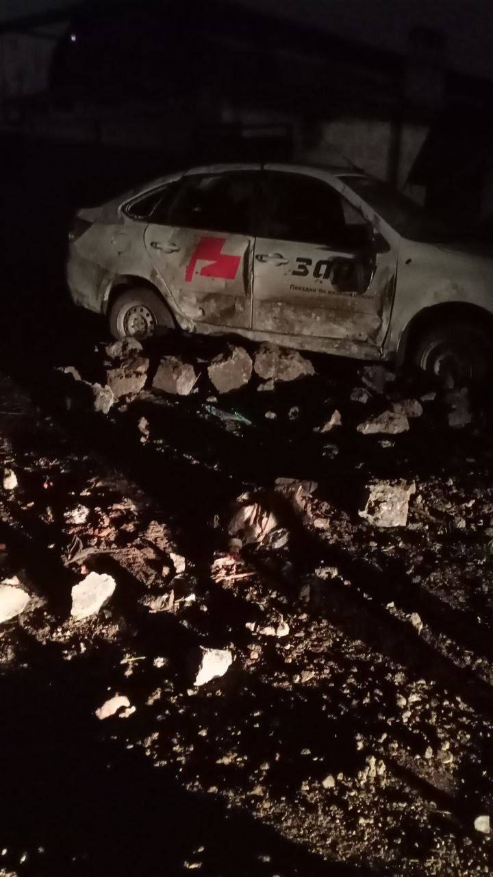 Кадрами последствий ночной атаки БПЛА в Мариуполе делится канал «Типичный Донецк»