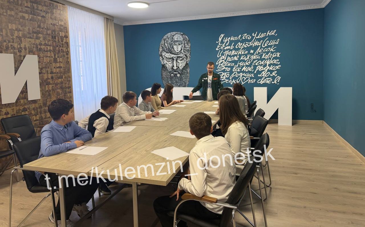 Сегодня учащиеся 6-х классов Физико-математического лицея № 17 приняли участие в мастер-классе по написанию писем-треугольников участникам СВО, организованный студенческим педагогическим отрядом «Пылающие сердца» в филиале...