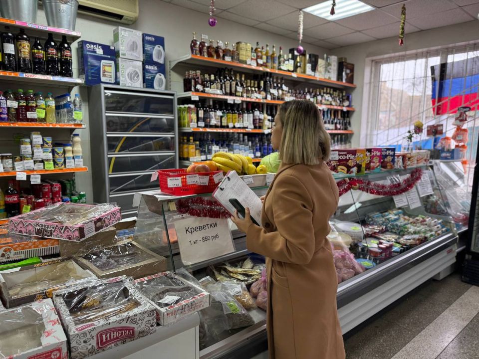 Сегодня, 25 ноября, в г. Моспино прошел плановый рейд Народного контроля, с целью проведения проверки на соблюдение правил торговли и санитарных требований Сегодня, 25 ноября, в г. Моспино прошел плановый рейд Народного контроля, с целью проведения проверки на соблюдение правил торговли и санитарных требований