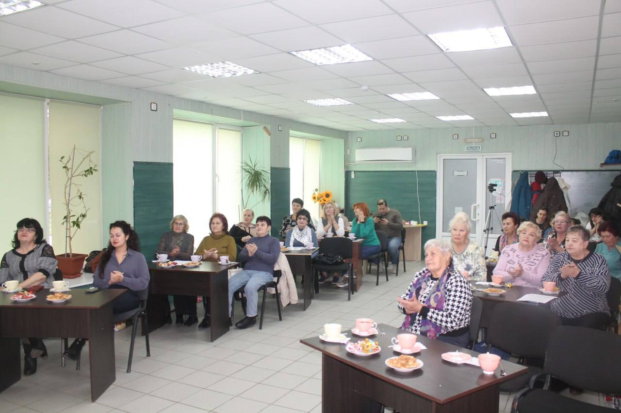 Не стареют мамы душой. В уютных стенах Мангушского Центра культуры и досуга в преддверии Дня матери собрались члены клуба общения «Жизнелюбы» Не стареют мамы душой. В уютных стенах Мангушского Центра культуры и досуга в преддверии Дня матери собрались члены клуба общения «Жизнелюбы»