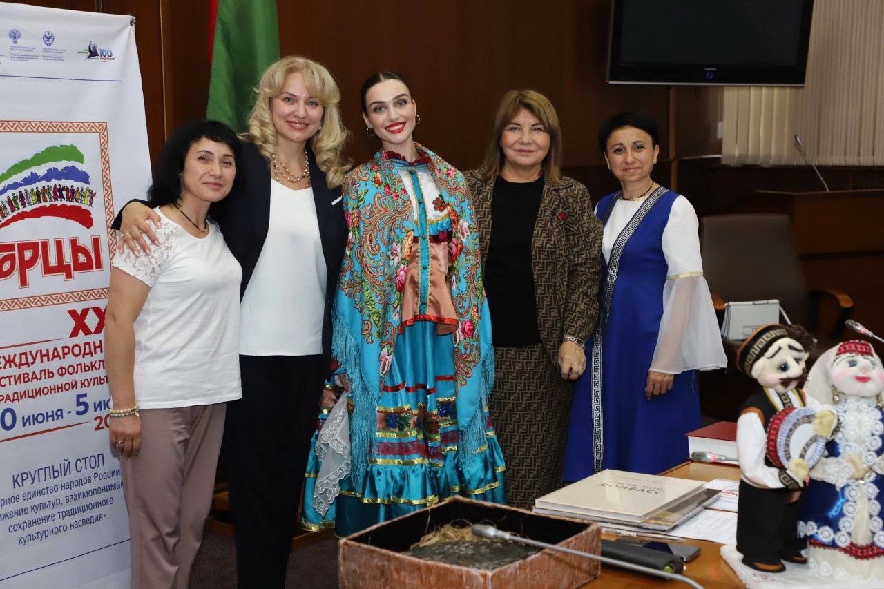 #Шаг_в_ритм_танца. Оксана Константиновна Жерновая — основатель и бессменный руководитель Образцового ансамбля танца «Фламинго» (с 1996 г.), гордости Тельмановского округа и ДНР #Шаг_в_ритм_танца. Оксана Константиновна Жерновая — основатель и бессменный руководитель Образцового ансамбля танца «Фламинго» (с 1996 г.), гордости Тельмановского округа и ДНР