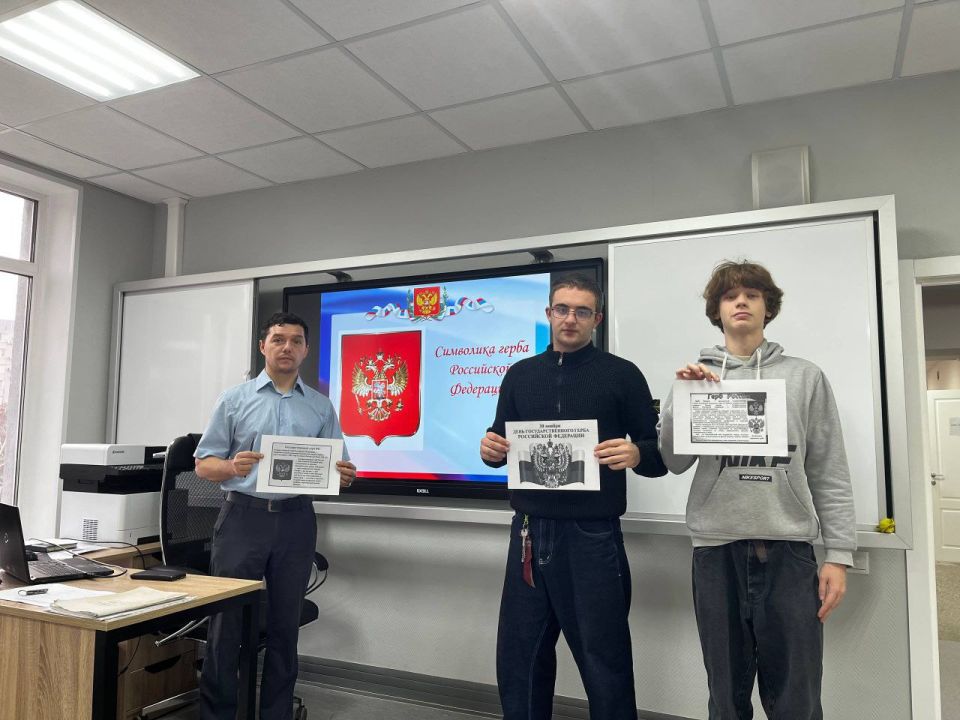 У России величавый. На гербе орёл двуглавый У России величавый. На гербе орёл двуглавый