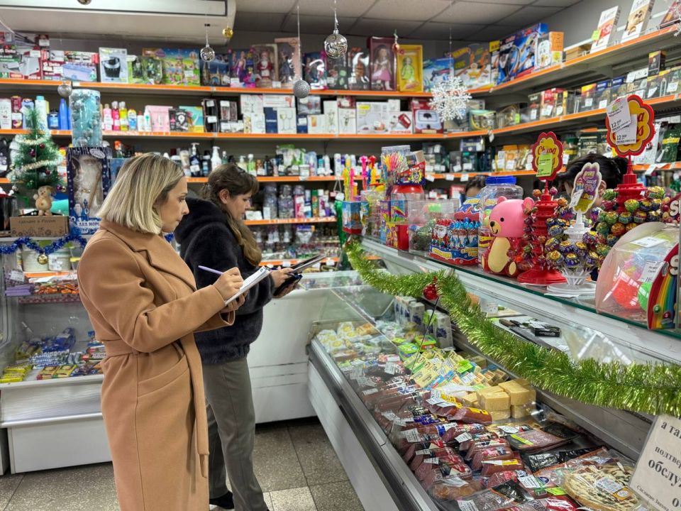 Сегодня, 25 ноября, в г. Моспино прошел плановый рейд Народного контроля, с целью проведения проверки на соблюдение правил торговли и санитарных требований Сегодня, 25 ноября, в г. Моспино прошел плановый рейд Народного контроля, с целью проведения проверки на соблюдение правил торговли и санитарных требований